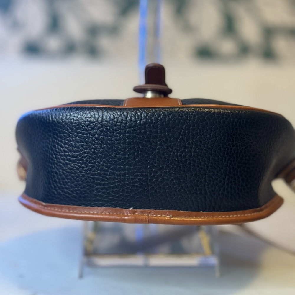 🤑Guess Black and Tan Crossbody Bag - Picture 7 of 8
